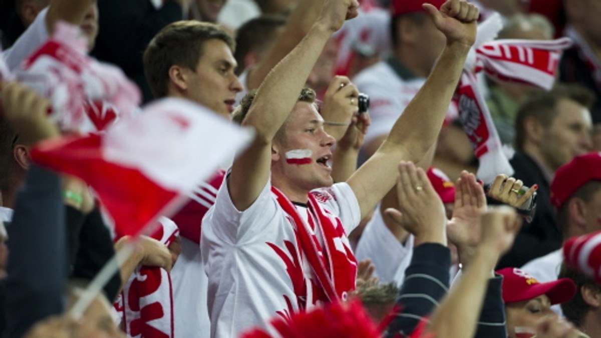 Mecz Polska - Czarnogóra na Stadionie Narodowym w Warszawie może odbyć się bez udziału kibiców - donosi internetowe wydanie "Przeglądu Sportowego". Ma to być pokłosiem zachowania polskich fanów podczas niedawnego meczu z Ukrainą. Antyrasistowska Organizacja FARE zgłosiła zastrzeżenia do postawy części kibiców.