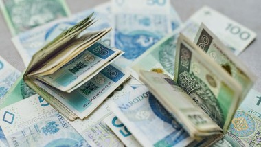 postulat. zmiana systemu z samorządowego na państwowy. 525 000 nauczycieli otrzymałoby pensję na konto przelewem od rządu