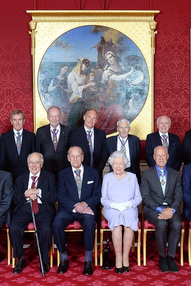 Lordi Robert Fellowes pranë Princit Philip dhe Mbretëreshës Elizabeth II (majtas)