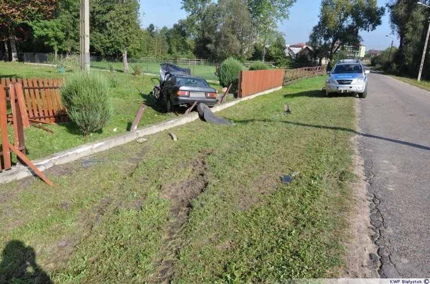 Mercedes rozbił ogrodzenie!