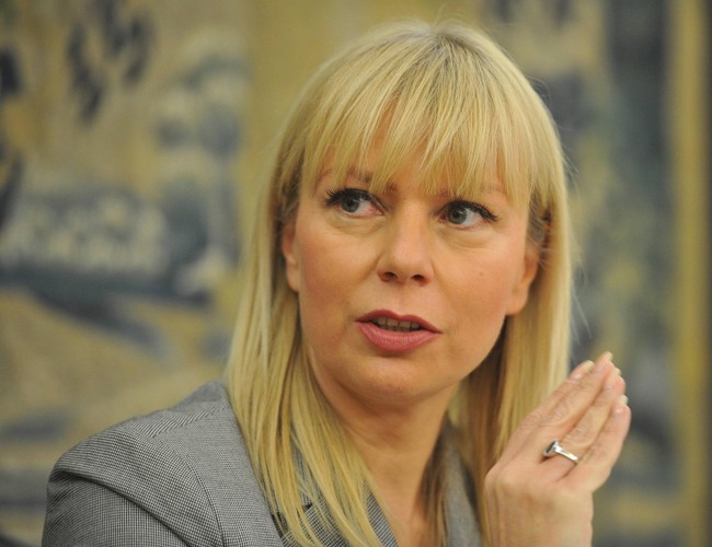 <b>1. Elżbieta Bieńkowska</b>
<br>
<br>
Jako minister rozwoju regionalnego walczyła wraz z premierem o korzystny dla Polski unijny budżet i to ona będzie teraz zarządzać tymi miliardami.
<br>
Jej pozycja w gabinecie Donalda Tuska jest tak silna, że podczas ostatniej rekonstrukcji rządu mówiło się, że zostanie także wicepremierem.