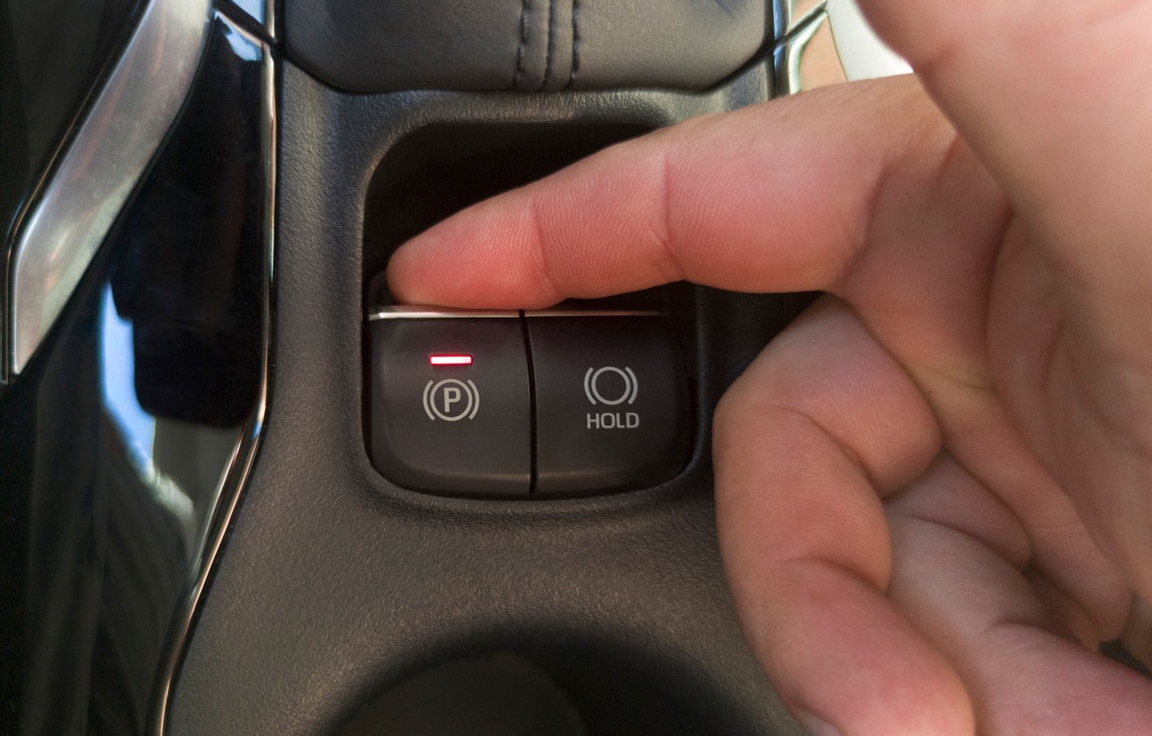 Podržanie tlačidla elektronickej brzdy počas jazdy spustí v mnohých autách núdzové brzdenie cez systémy ABS a ESC. 