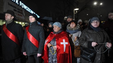 Publiczny różaniec za "Klątwę" przed Teatrem Powszechnym