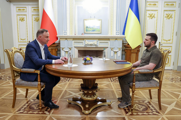 Prezydent RP Andrzej Duda (L) i prezydent Ukrainy Wołodymyr Zełenski (P) podczas spotkania w Kijowie, 22.05.2022 r.