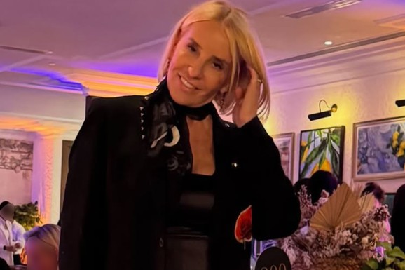 ANA DIVAC (59) ZAMEŠALA KUKOVIMA U DISKOTECI Izašla na podijum i pokazala šta ume: Svi gledali u nju (Video)