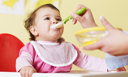 Schemat żywienia niemowląt i dzieci - zasady i rozszerzanie diety