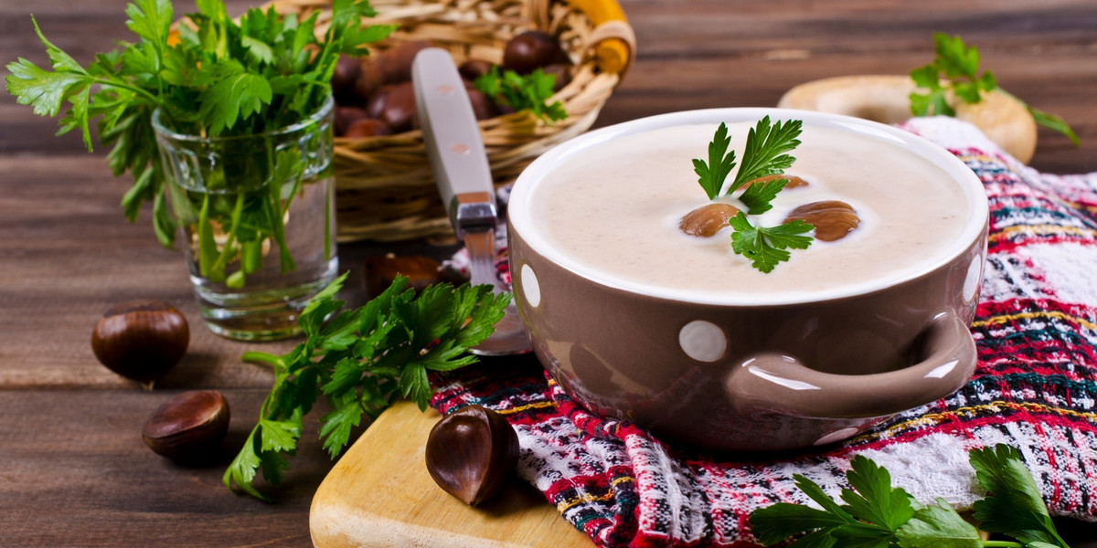 Zupę z kasztanów jadalnych bardzo prosto zrobić. Wystarczy połączyć je z bulionem, ziemniakami i cebulą.
