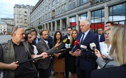 "Wszyscy posłowie Porozumienia są zobowiązani do wyjścia z klubu PiS"