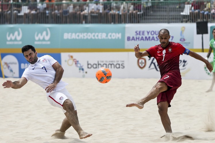 Na plaży, na plaży fajnie jest! Podczas 'Beach Soccer Mundialito' gra się bardzo efektownie