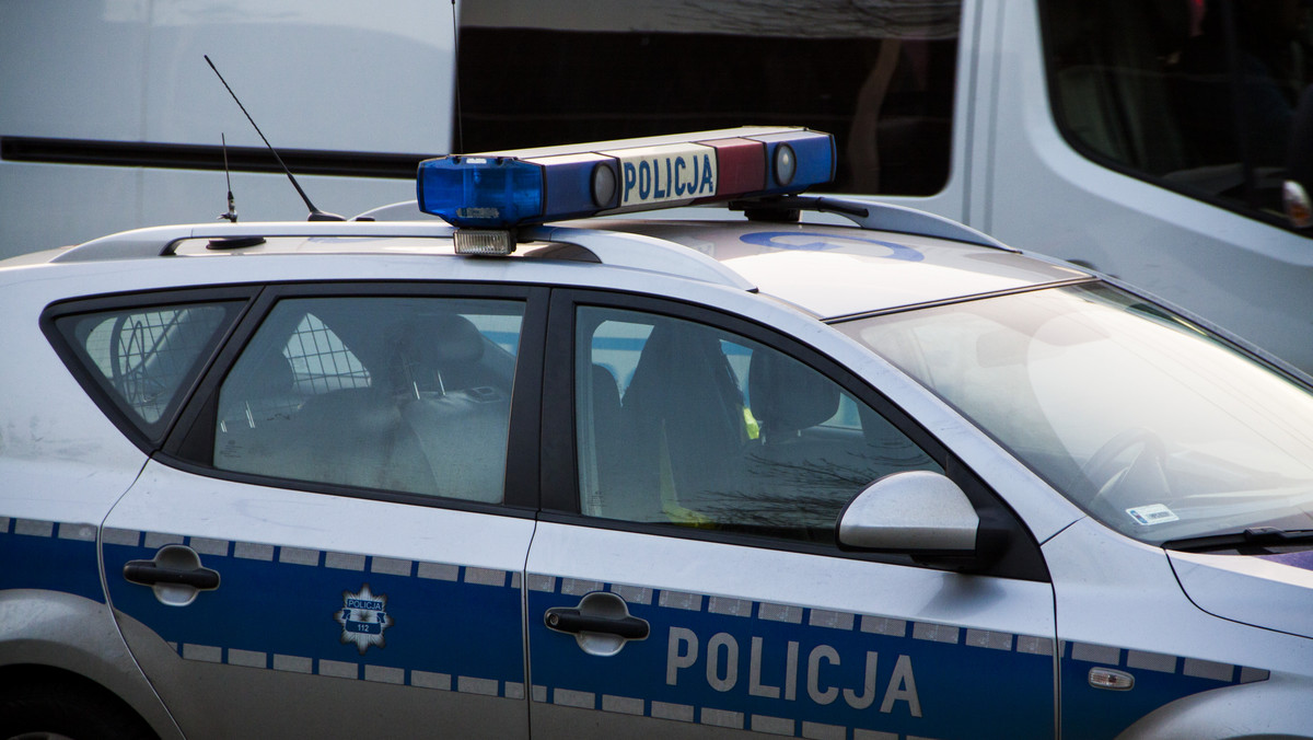 Policja poszukuje sprawcy śmiertelnego potrącenia pieszego. Do zdarzenia doszło wieczorem w środę w miejscowości Włostów (Świętokrzyskie). 44-letni mężczyzna zmarł na miejscu.