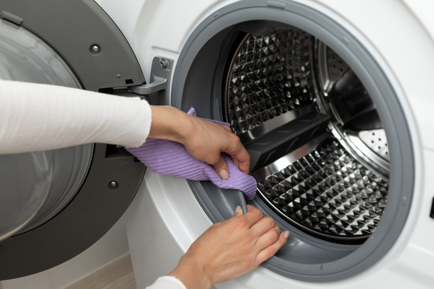 Jak wyczyścić pralkę? Te proste metody sprawią, że ubrania będą lepiej doprane