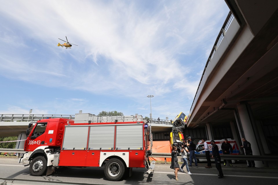 Wypadek autobusu na trasie S8 w Warszawie