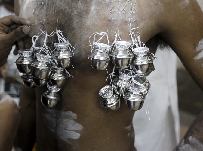 Dziesiątki haczyków powbijane w ciało robią wrażenie. Od samego oglądania nabiera się ochoty na środek przeciwbólowy