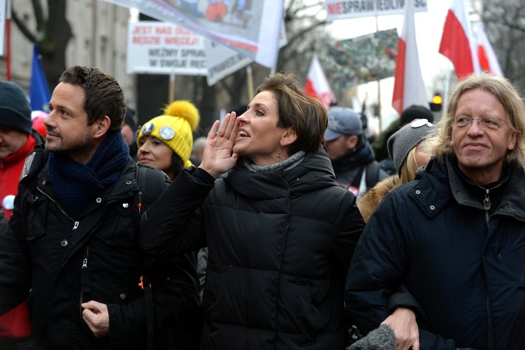 <strong>Posłanka PO Joanna Mucha mówiła, że zjednoczona opozycja, zgromadziła się przed TK, aby pokazać, że broni instytucji państwa polskiego</strong> <br><br>