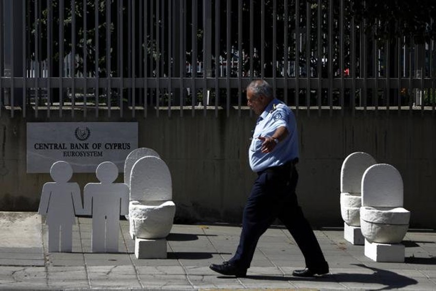 Kiparski policajac gleda instalaciju