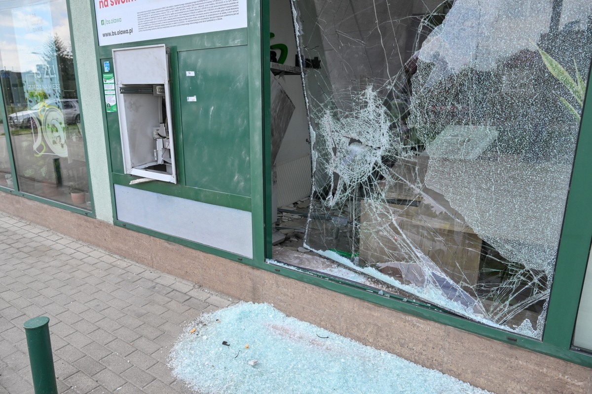 Zniszczony bankomat na osiedlu Strachocin we Wrocławiu