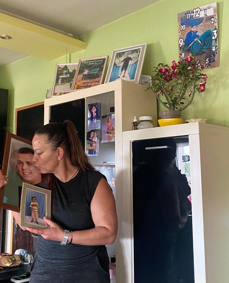 Slavica Rakić sa fotografijama sina Alekse