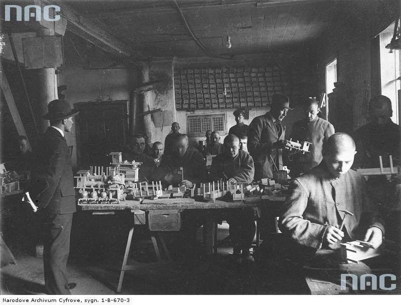 Więźniowie przy składaniu zabawek. Więzienie w Kaliszu. Lata 1927-1928.