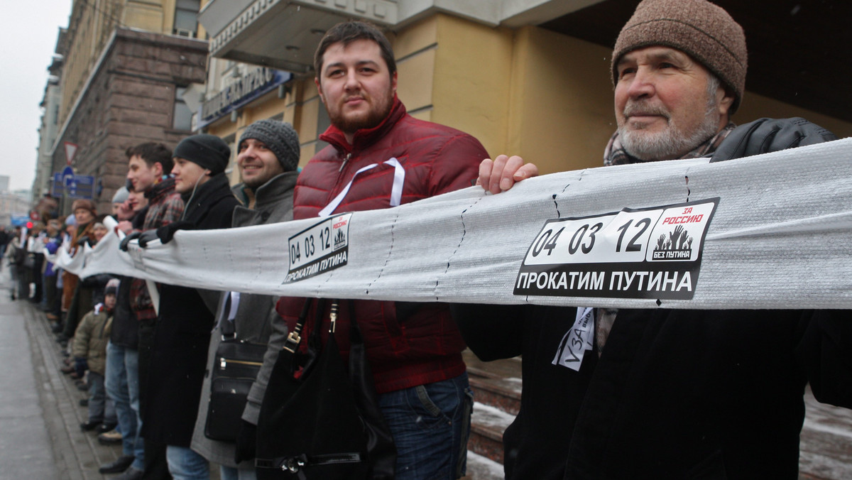 Oponenci premiera Rosji Władimira Putina otoczyli w niedzielę centrum Moskwy "żywym łańcuchem", żądając w ten sposób uczciwego przeprowadzenia wyznaczonych na 4 marca wyborów prezydenckich i zreformowania systemu politycznego.