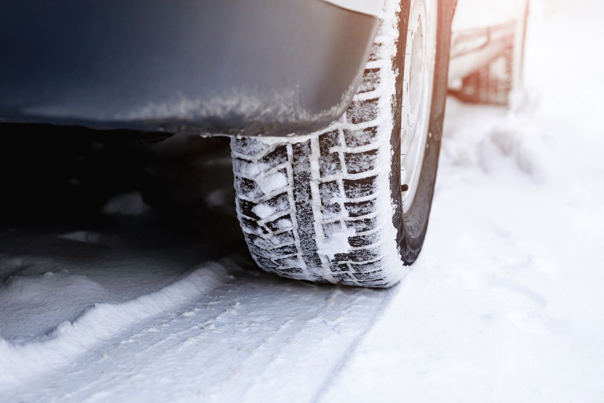 Letnie opony zimą? Większość Polaków mówi „nie”. „To zagrożenie na drodze” [SONDAŻ]