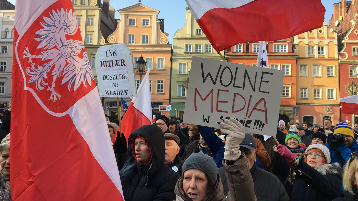 "Nie ma zgody na takie metody", "Hańba", a także "Nie będziemy siedzieć cicho". To tylko niektóre hasła skandowane dziś podczas protestu na placu Solnym we Wrocławiu, w obronie wolnych mediów. Wrocławska demonstracja to efekt wczorajszych wydarzeń w Sejmie i na ulicach Warszawy.