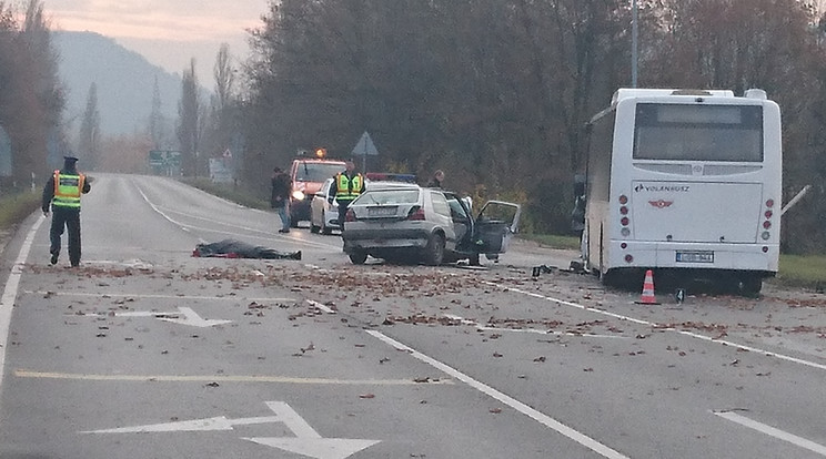 A személygépkocsi vezetője életét vesztette, a buszon szerencsére nem sérült senki /Fotó: Blikk