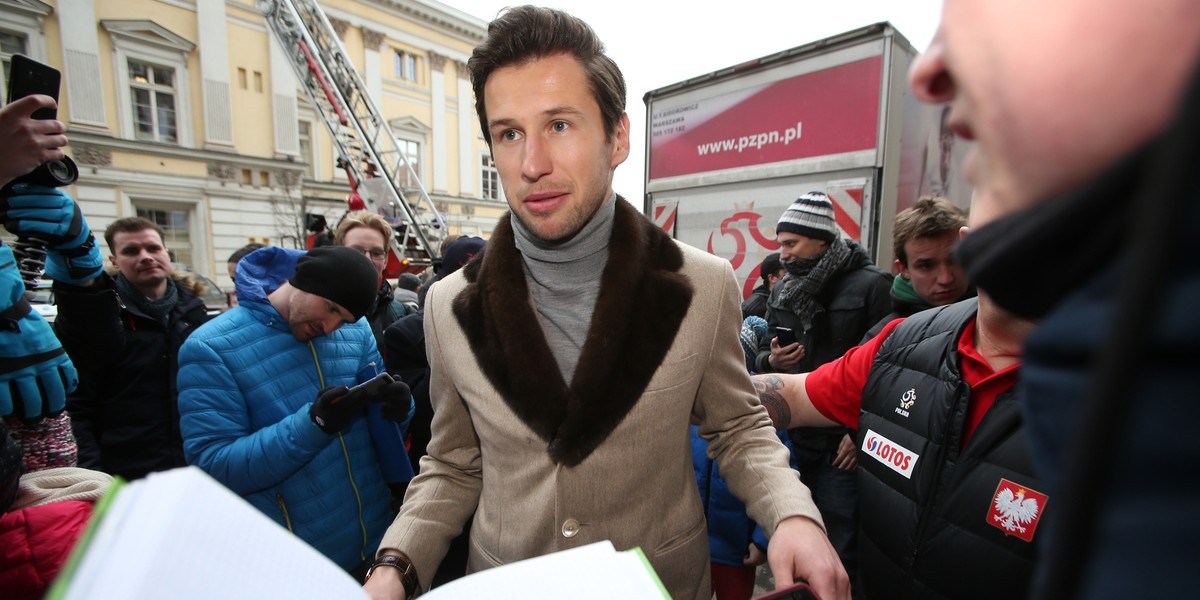 Grzegorz Krychowiak podczas rozdawania autografów. Piłkarz znany jest ze swoich inwestycji.