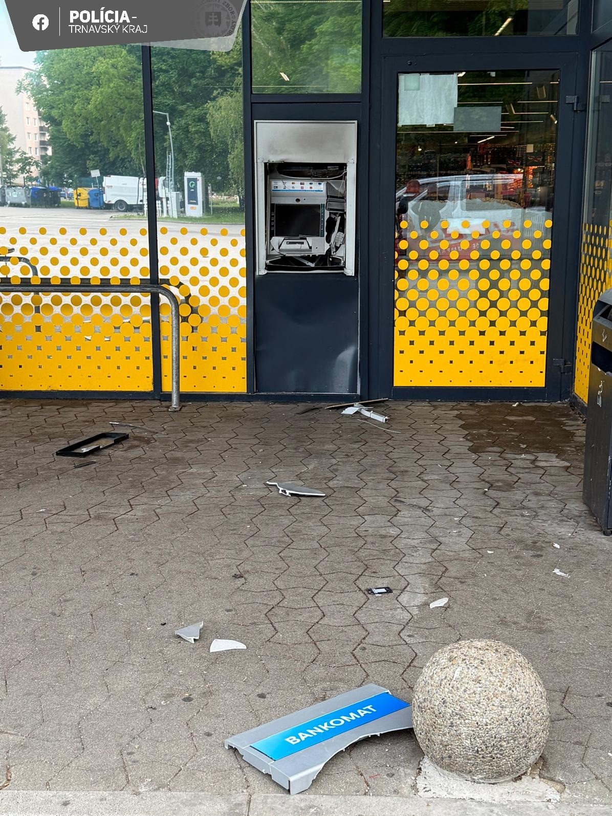 Polícia vyšetruje nočný výbuch a požiar bankomatu v Piešťanoch.