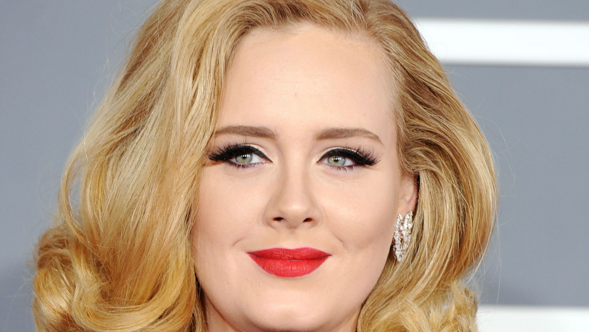 Adele ogłosiła, że spodziewa się dziecka. To zaskakująca informacja, ponieważ jeszcze całkiem niedawno 24-letnia piosenkarka twierdziła, że chce poczekać z założeniem rodziny do trzydziestki. Ojcem dziecka jest partner popularnej piosenkarki, Simon Konecki. Para spotyka się od roku.