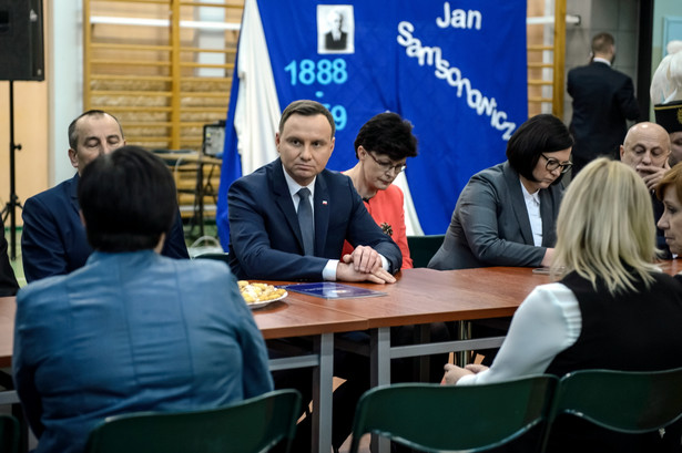 Prezydent Andrzej Duda oraz lubelska kurator oświaty Teresa Misiuk podczas spotkania w Łęczycy.