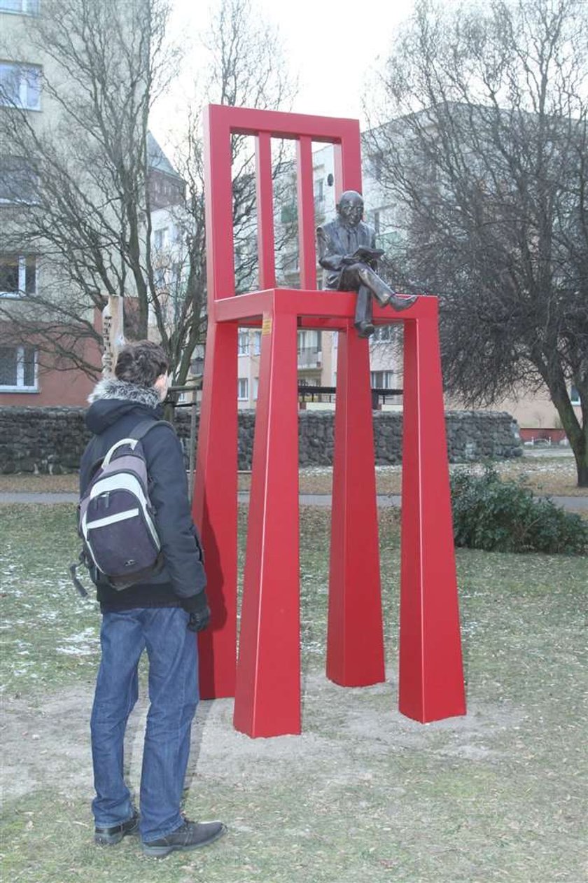 Zrobili mu pomnik, czy kawał?