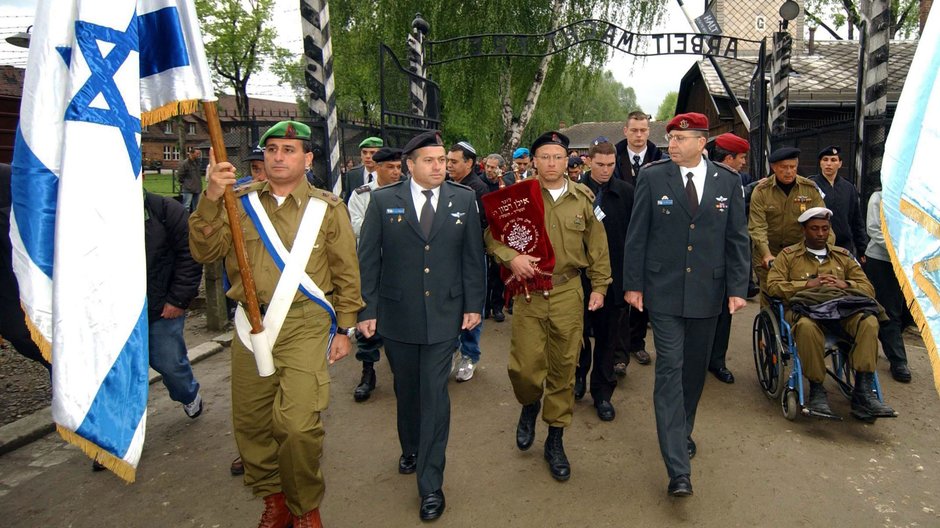 Grupa żołnierzy armii izraelskiej podczas odwiedzin w muzeum obozu Auschwitz. Pierwszy z prawej idzie ówczesny szef sztabu generalnego gen. Mosze Jaalon. Oświęcim, maj 2005 r. 