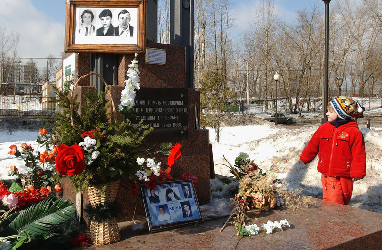 14 marca 2004 r. Kapliczka upamiętniająca 116 Rosjan, którzy zginęli, gdy ich blok mieszkalny został zniszczony przez bombę 13 września 1999 r.