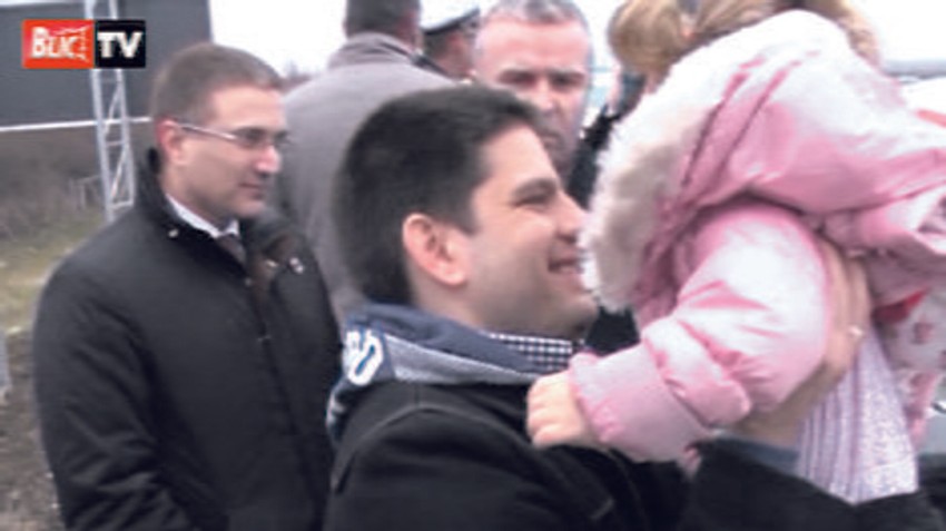 Mala Maša u zagrljaju oca