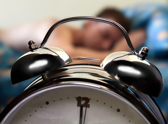 Trzymaj się stałych godzin zasypiania i pobudki