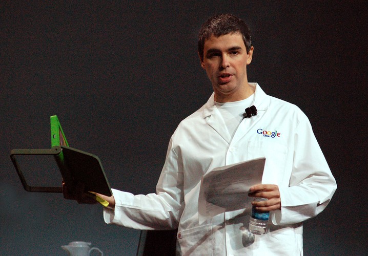 Larry Page, współzałożyciel i prezes Google Inc., prezentuje model laptopu przeznaczonego dla dzieci z Trzeciego Świata.