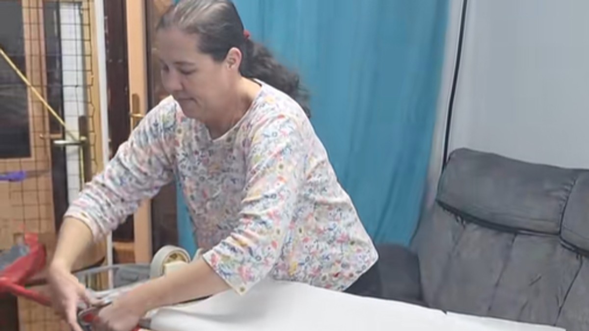 Genijalan trik za pakovanje božićnih poklona koji je osvojio društvene mreže, potrebna vam je samo daska za peglanje