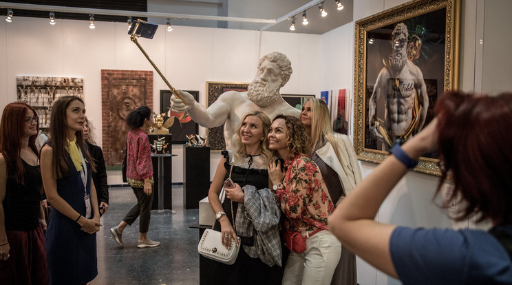 Az isztambuli kiállításon a
hölgyek megrohamozták a
szelfiző Héraklész szobrát,
egy közös fotóért /Fotó: GettyImages