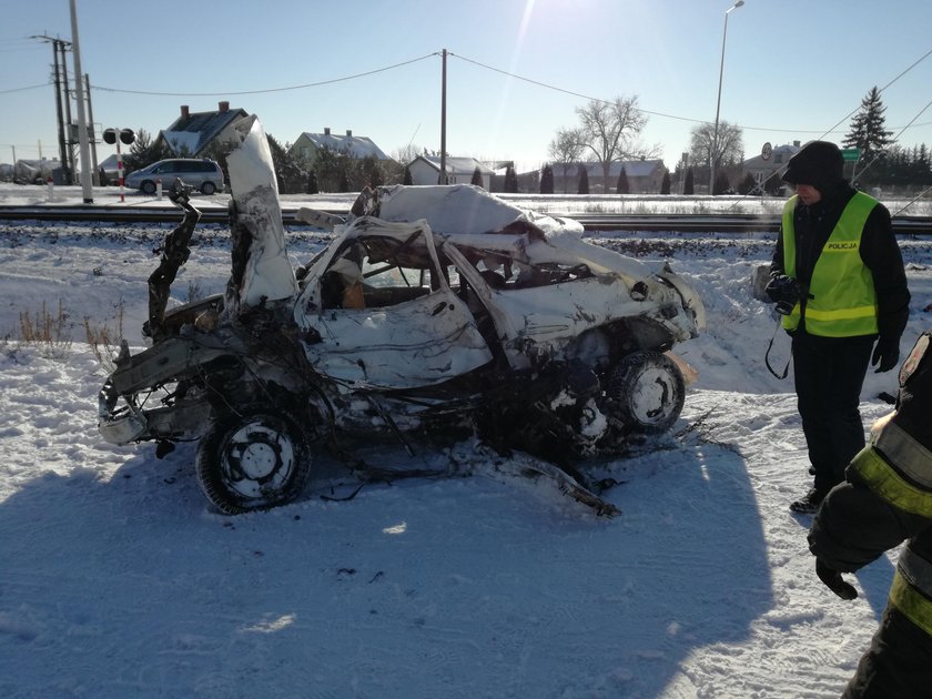 Śmierć na przejeździe. Auto wjechało pod pociąg