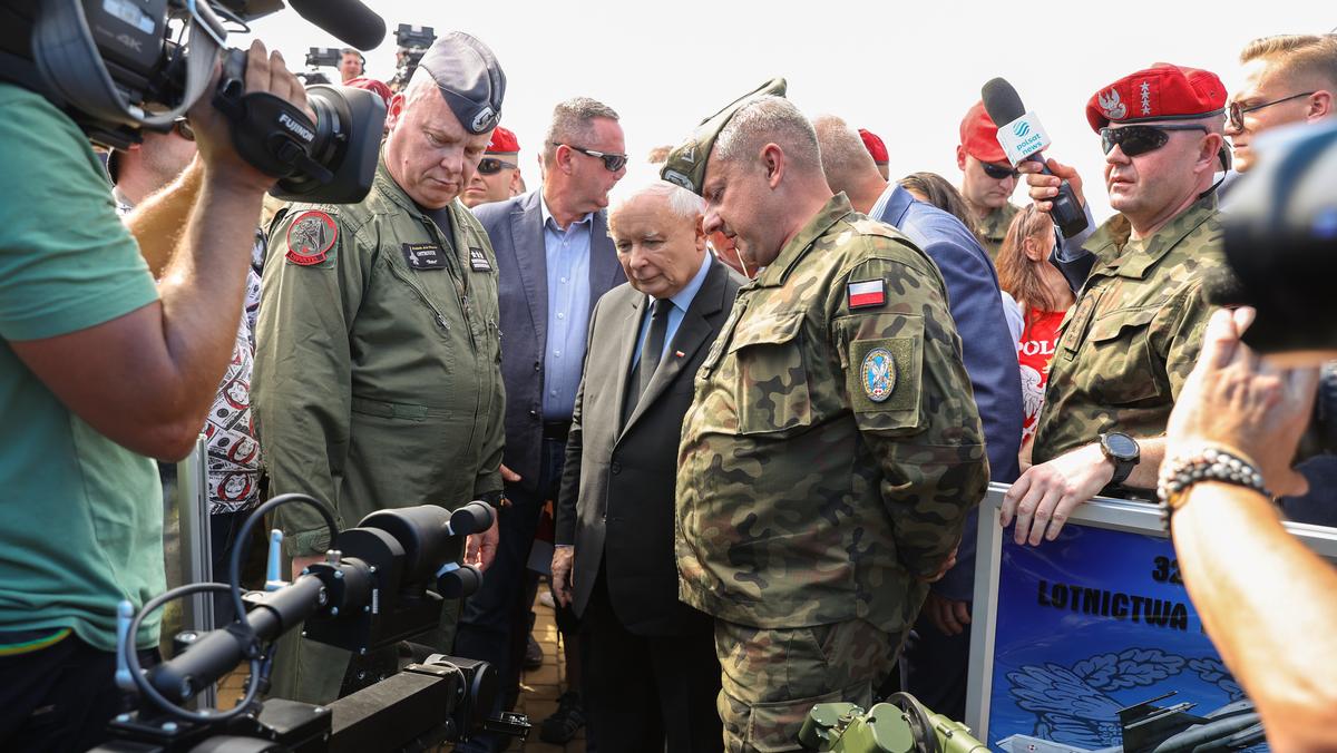 Wicepremier, prezes PiS Jarosław Kaczyński i dowódca 32. Bazy Lotnictwa Taktycznego płk pil. Piotr Ostrouch na pikniku wojskowym w Uniejowie,