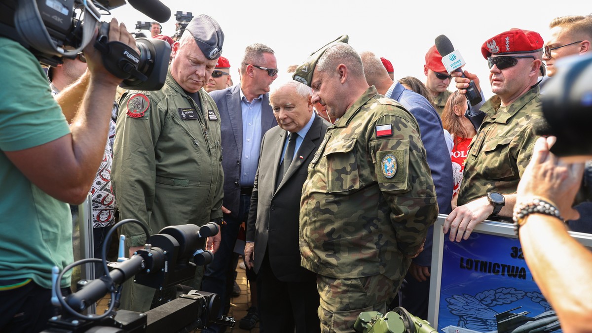 Wicepremier, prezes PiS Jarosław Kaczyński i dowódca 32. Bazy Lotnictwa Taktycznego płk pil. Piotr Ostrouch na pikniku wojskowym w Uniejowie,