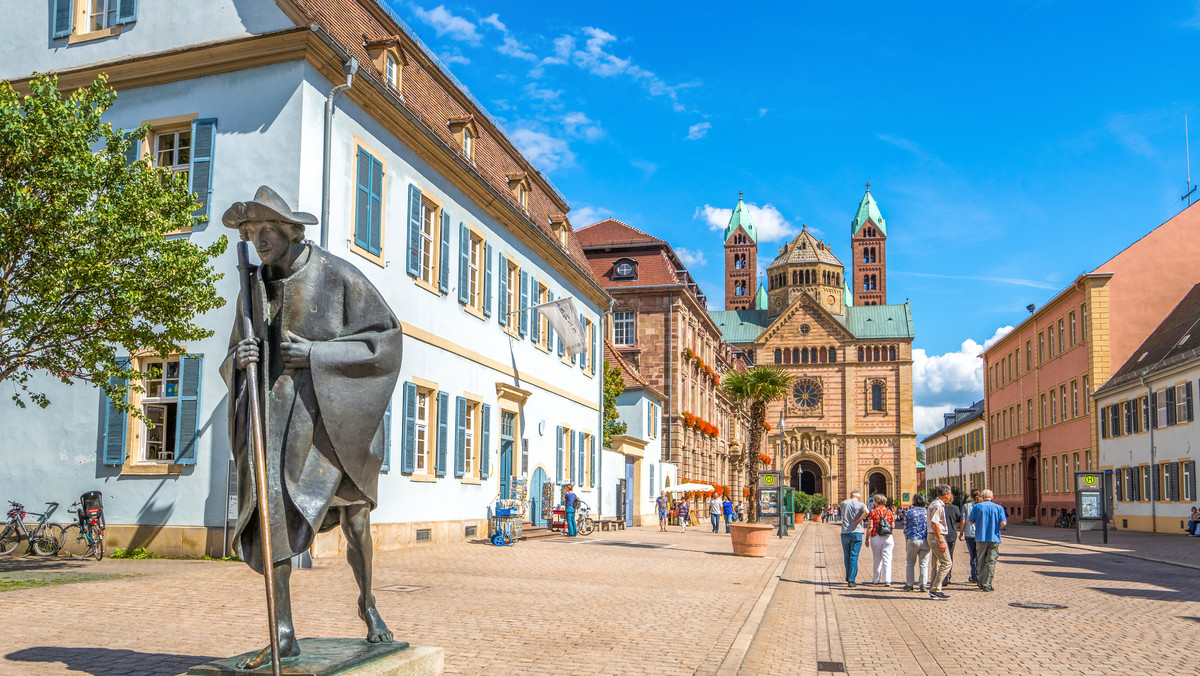 Bazylika katedralna Wniebowzięcia Najświętszej Marii Panny i św. Szczepana w Spirze (niem. Kaiser- und Mariendom zu Speyer) to największa na świecie zachowana do dziś świątynia wybudowana w stylu romańskim.