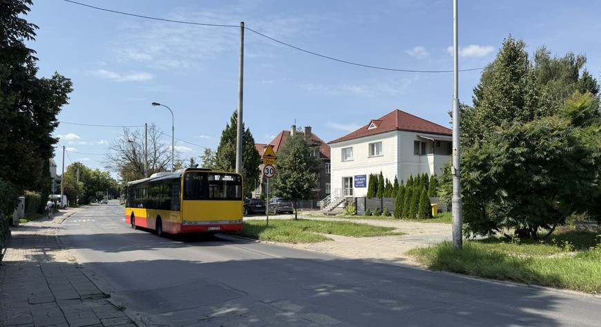 Ulicę Krzycka czeka przebudowa. Ta ważna trasa na południu Wrocławia zyska nie tylko nową nawierzchnie. ale m.in. drogę rowerową czy zieleń