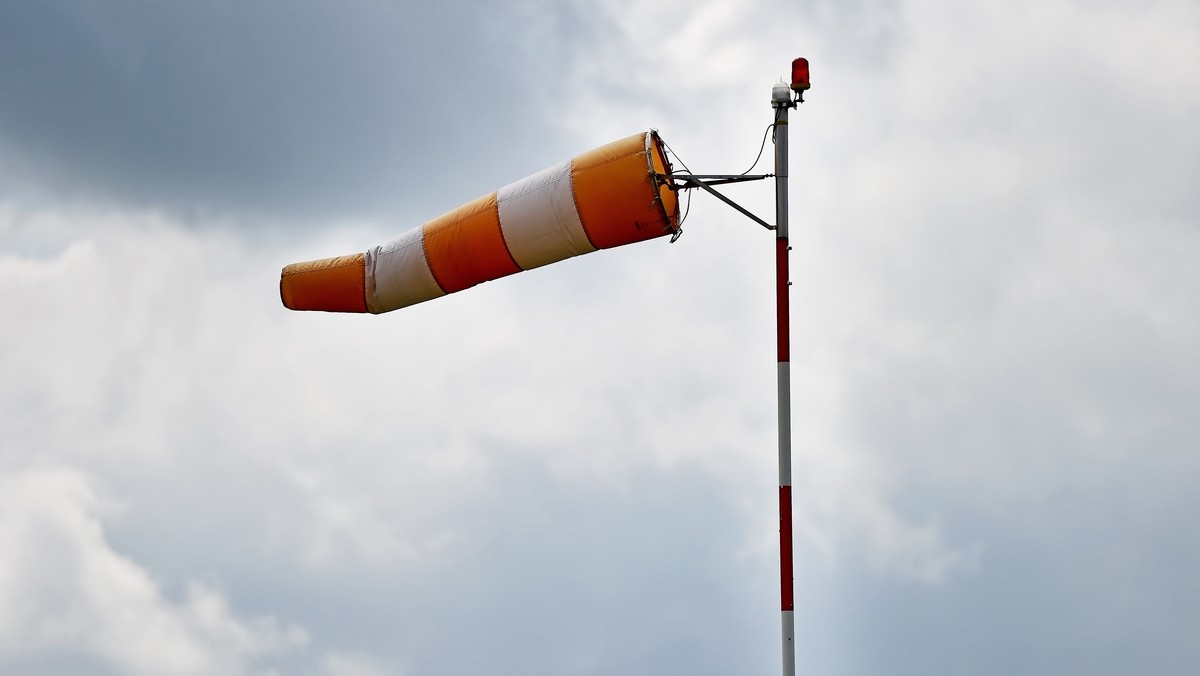 Prędkość ponad 100 km na godzinę w porywach osiąga huraganowy wiatr wiejący dzisiaj w Tatrach. Ratownicy TOPR ogłosili drugi, umiarkowany stopień zagrożenia lawinowego.