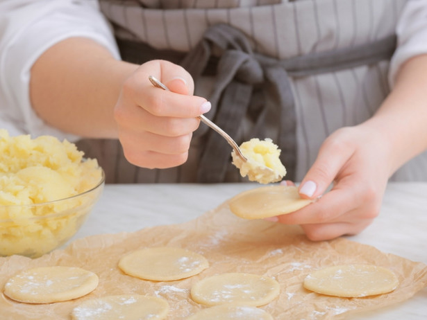 Katarzyna Dowbor do farszu na pierogi dodaje zielony akcent.