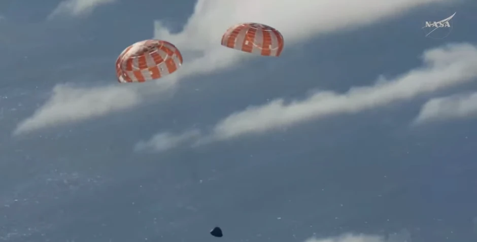 Posada misije "Artemis II" otvorila padobrane