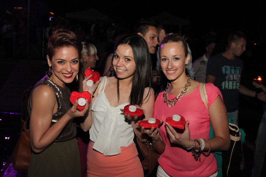 Devojke nisu propustile priliku da pošalju ljubavne poruke