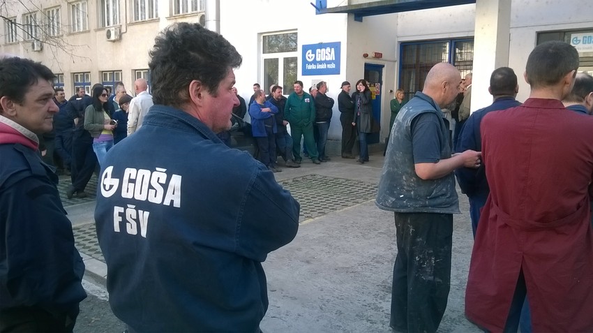 Radnici Goše ispored fabrike