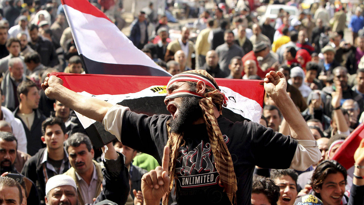 Rządząca Egiptem Najwyższa Rada Wojskowa ostrzegła w piątek, że krajowi grożą spiski mające na celu obalenie władzy i destabilizację. Dzisiaj przypada pierwsza rocznica ustąpienia Hosniego Mubaraka; tego dnia planowane są demonstracje przeciwko wojskowym.