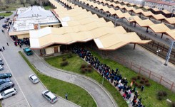 Koronawirus w Polsce. Ukraińcy wyjeżdżają, tłumy na dworcu w Przemyślu [FOTO]